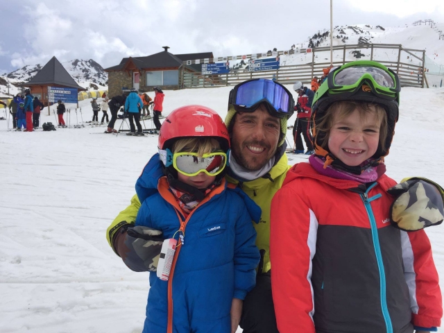 Jovenes esquiadores con su instructor