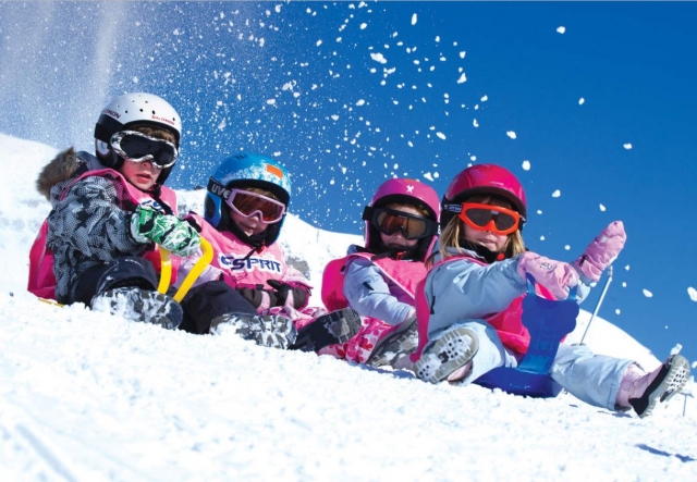 Sentados sobre la nieve en Baqueira