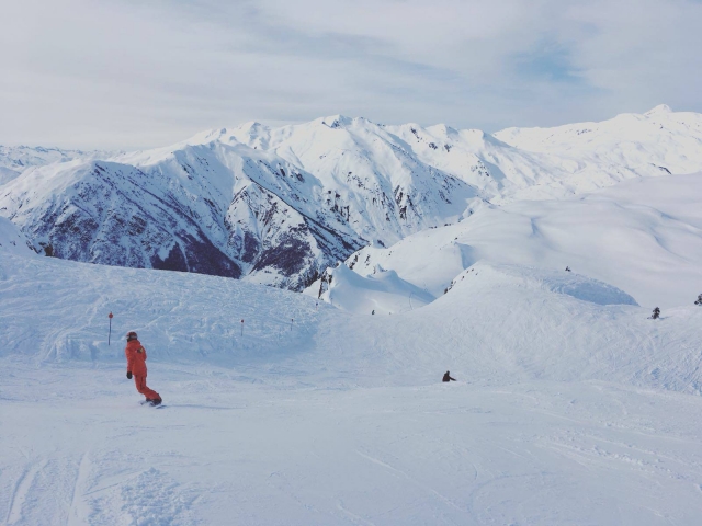 Descenso de snowboard en Baqueira