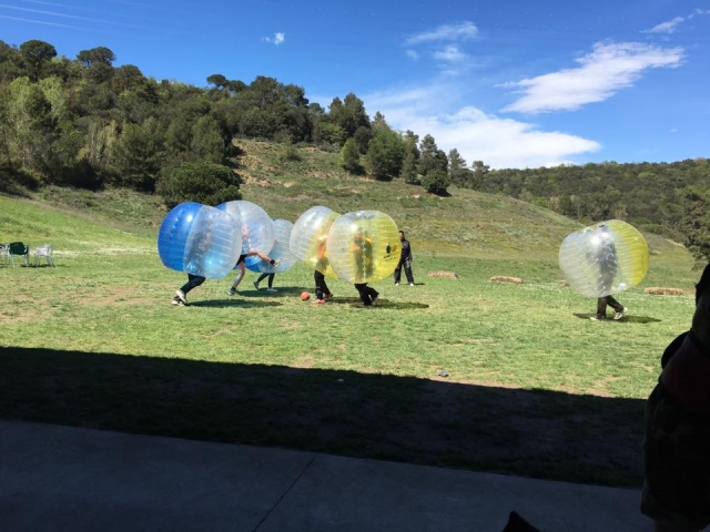 Burbujas luchando por el balon