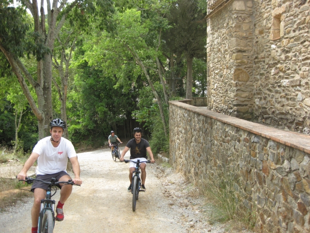 Tres amigos en bicis electricas