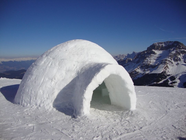  Iglu costruito nella neve 