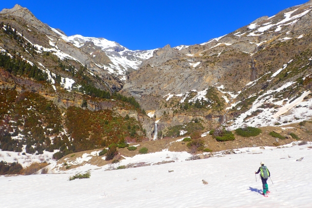  Walking through Ainsa with snowshoes 