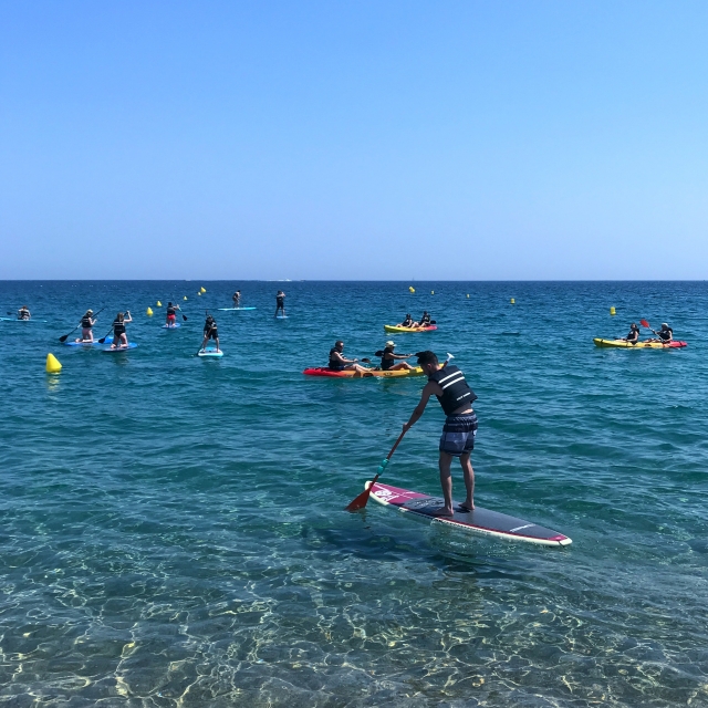  在海岸附近划桨冲浪 