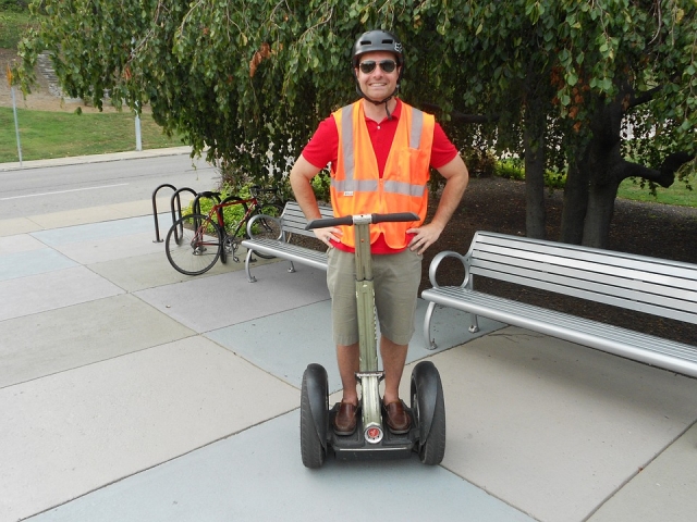  Posieren auf dem Segway 