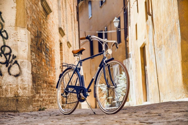  Urbanes Fahrrad auf der Straße 