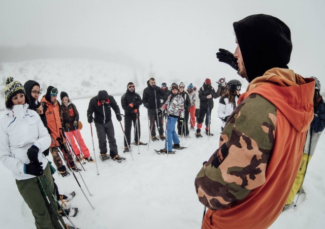e-19750700-instructor-con-el-grupo-de-raquetas-de-nieve15450418201787.jpg