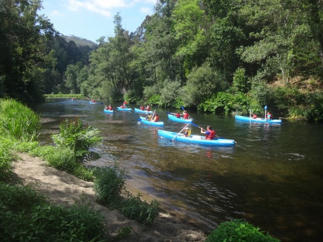 Recorriendo el rio en kayaks