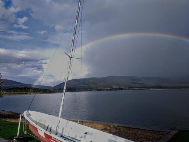 Nuestra embarcacion junto a un gran arcoiris