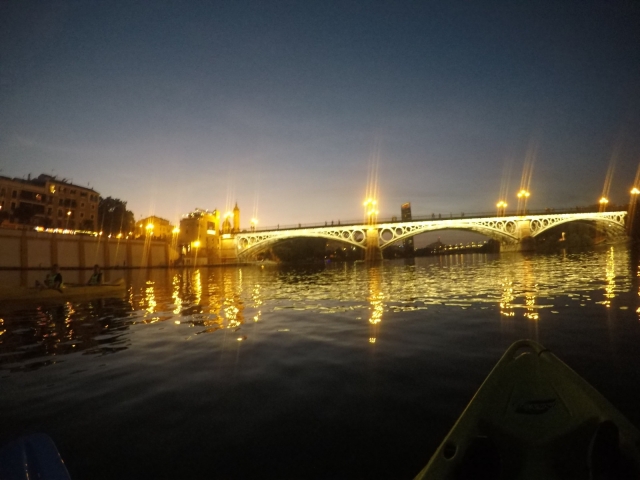  Si prepara a passare sotto il ponte 