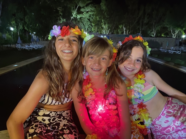 Niñas disfrutando de una velada