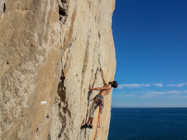  攀登海边岩壁 