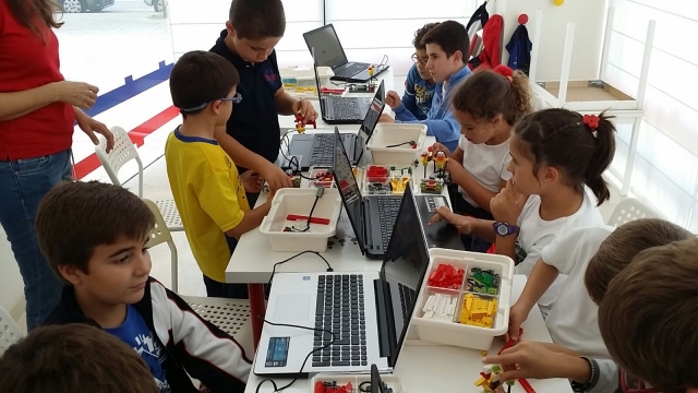  Extracurricular robotics class 