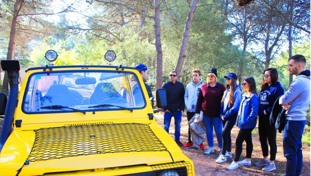  Stopp im Wald mit dem Geländewagen 