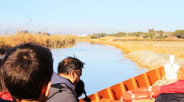  Auf dem Boot auf dem Fluss mit der Familie
