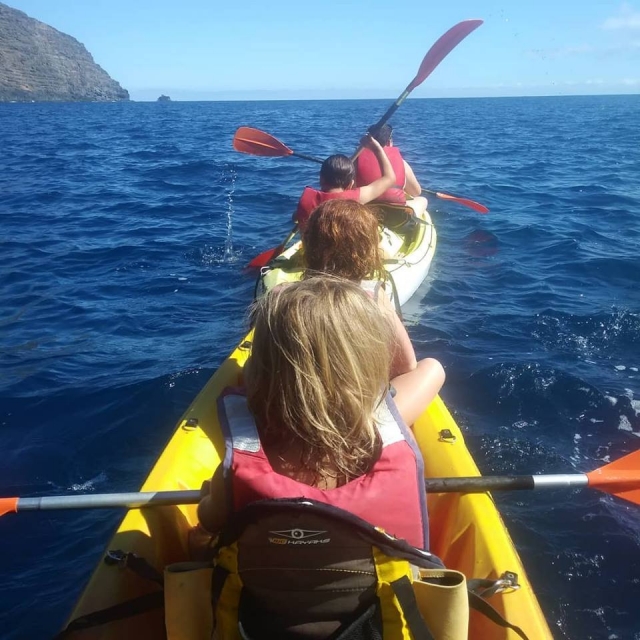 Navegando en piragua por Playa de Vuelta