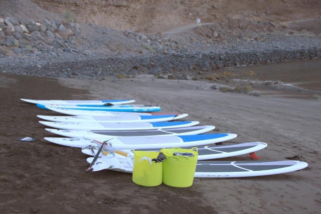 Tablas preparadas en la orilla