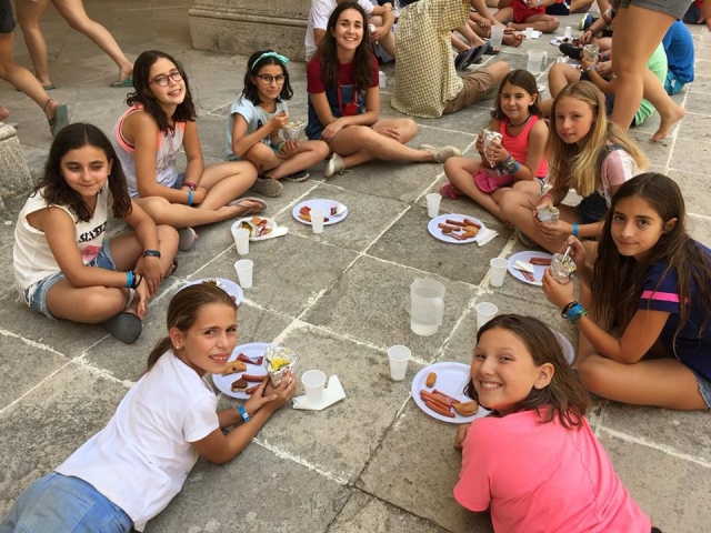  Lunch in the patio 