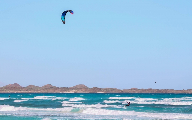  Learn kitesurfing in Corralejo 