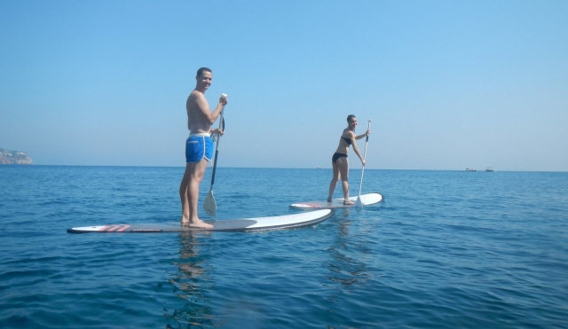  Practicing paddle surfing