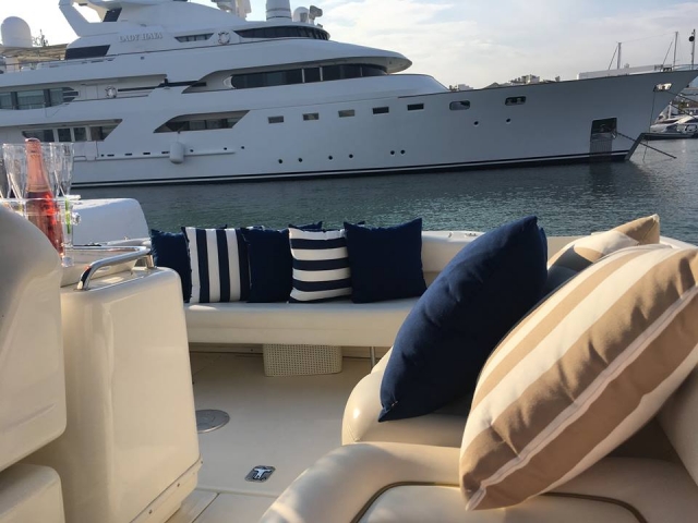El lounge exterior del barco