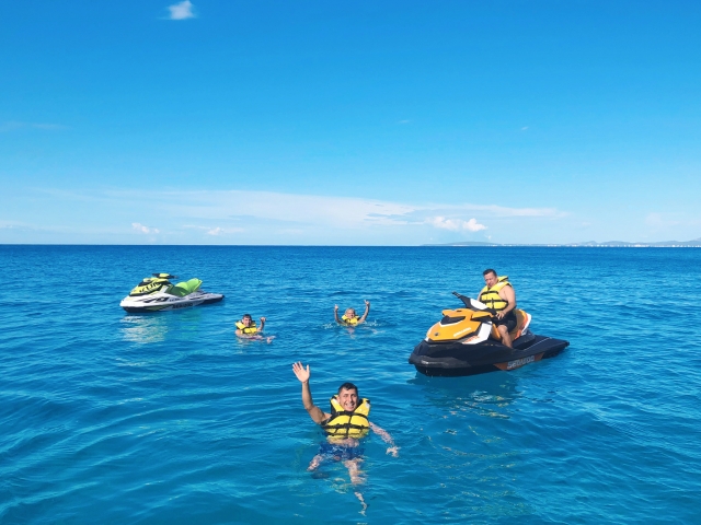  Amis avec les jet skis 