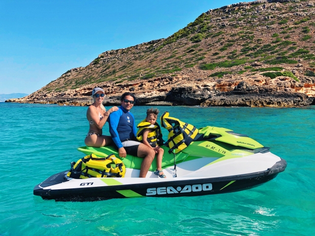  Famille en jet ski 