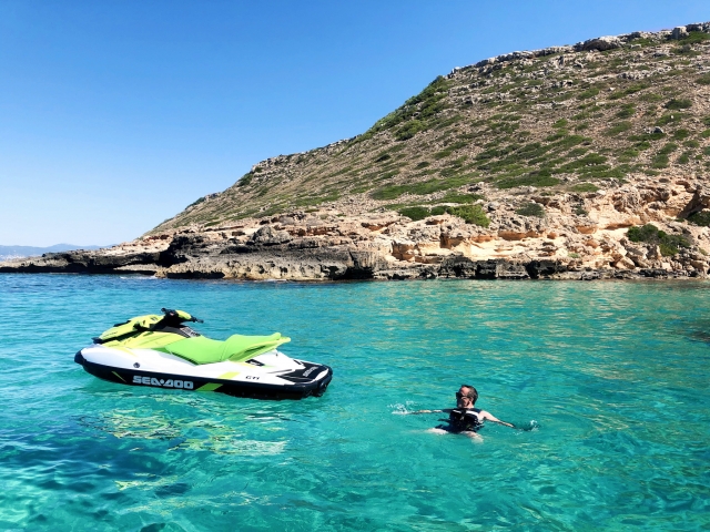  Se baigner à côté du jet ski 