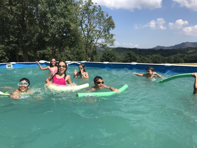 En la piscina