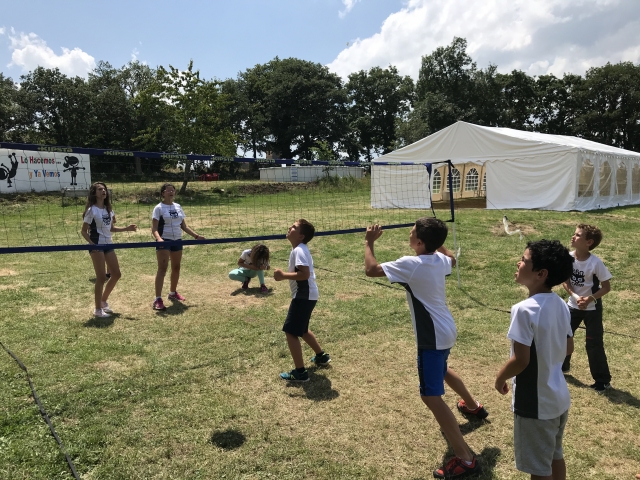 Jugando al voleibol 