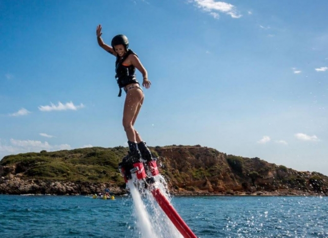  Fille testant notre flyboard 