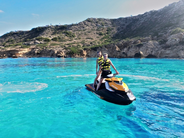  Jet ski dans les eaux cristallines des Deltas 
