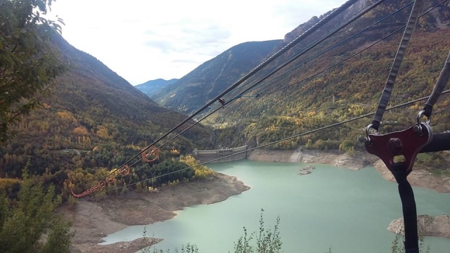  La plus longue tyrolienne de l'Europe dans la Vallée de Tena 