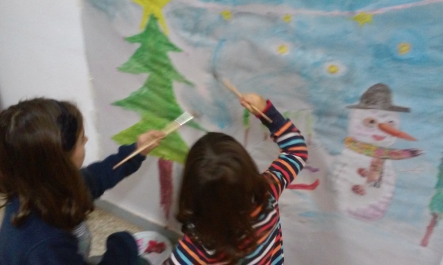  Meninas pintando um mural decorativo 