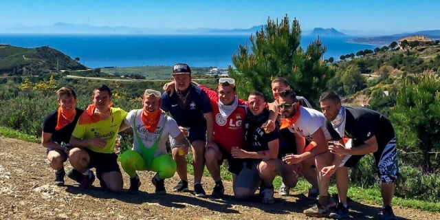 El grupo con el Mediterráneo de fondo