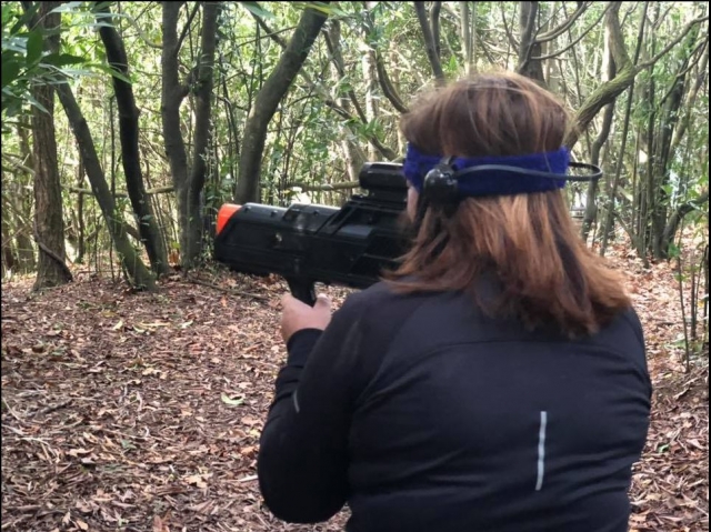 Con el arma laser en el bosque