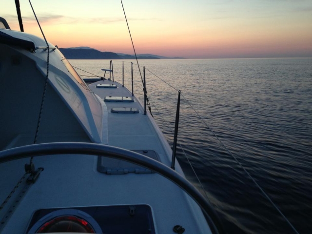 Velero navegando en aguas tranquilas