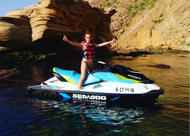  Stop in a cove with the jet ski 