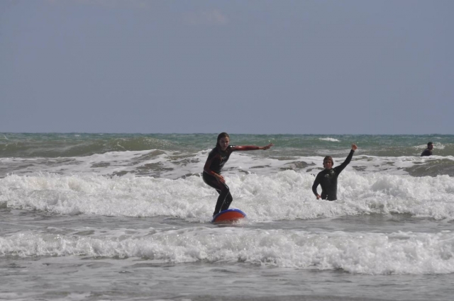 Aprendiendo surf en la espuma