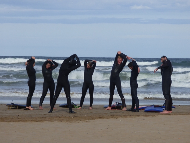 Estirando antes de entrar al mar