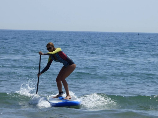 Chica practicando SUP en la Malvarrosa