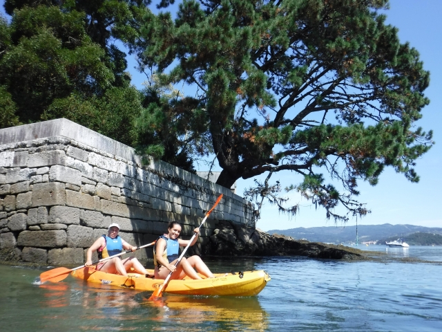 Alumnos remando en la canoa