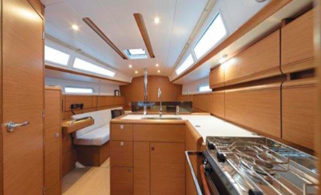  Küche und Wohnzimmer auf dem Segelboot ausgestattet 