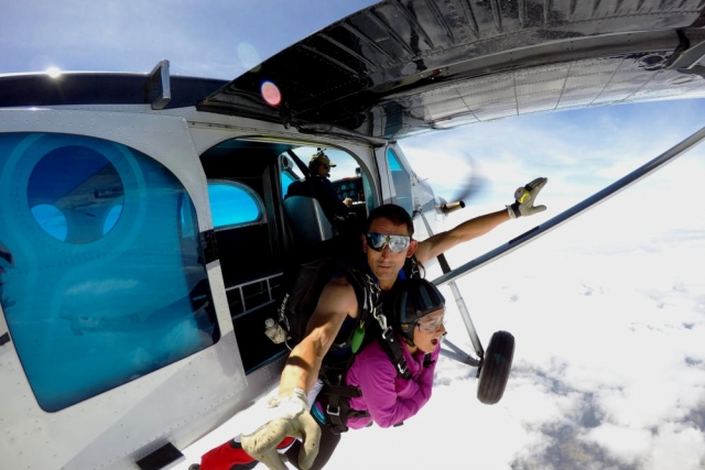 Saltando desde la avioneta Pirineos