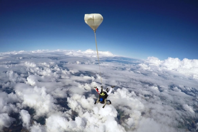 Salto en paracaídas con monitor