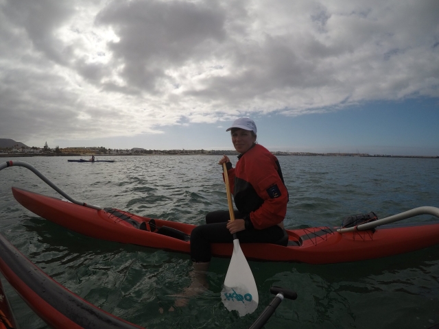 Ruta en kayak en día nublado