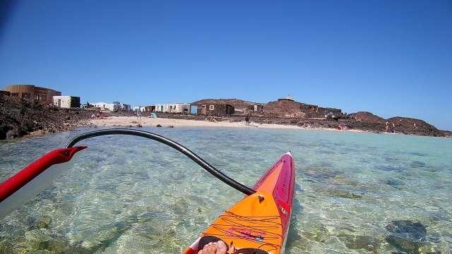 Kayak sobre aguas cristalinas