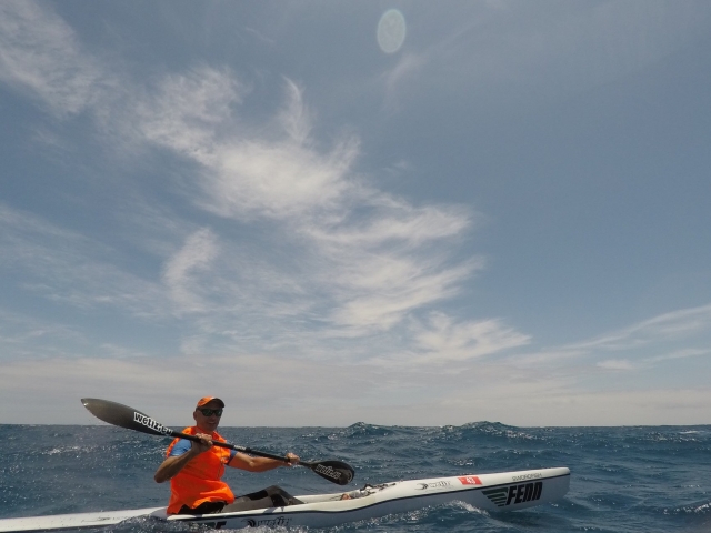 Remando sobre el kayak