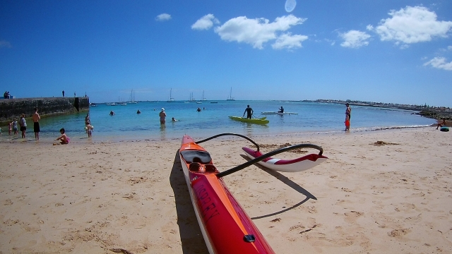 Kayaks en la orilla de la playa