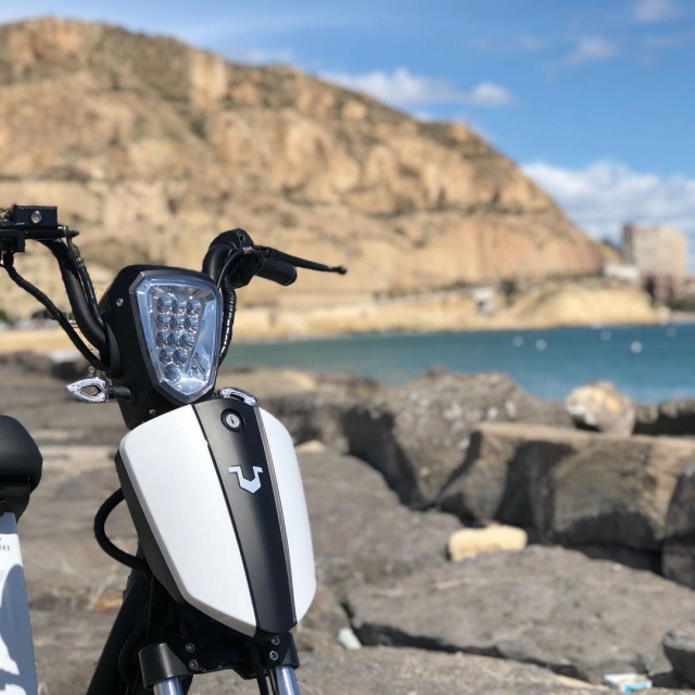  Vélo électrique sur la côte 